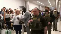 Continúan las largas filas en los aeropuertos, a pesar de la presencia de ICE