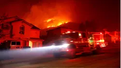 Los vientos de Santa Ana están avivando dos peligrosos incendios en el sur de California