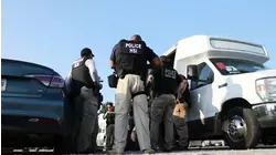 Ordenan cambios internos en ICE para agilizar las redadas contra inmigrantes indocumentados