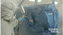Nuestro Chevy Blazer llega al estudio de pintura para una nueva capa.