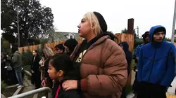 Residentes de Stockton se unen en oración por las víctimas de la balacera en un salón de fiestas