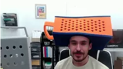 Un latino está detrás del sombrero de rallador de queso viral por la rivalidad de Bears y Green Bay