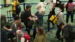 El cierre del Gobierno deja a muchos controladores aéreos en casa y dispara la crisis en aeropuertos