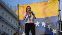 Miles de venezolanos acogen a María Corina Machado en el corazón de Madrid