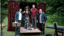 Stargazing Cabin and Vintage Horsebox
