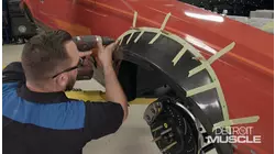 Instalación de los guardafangos de cuerpo ancho en el Foxbody Cobra