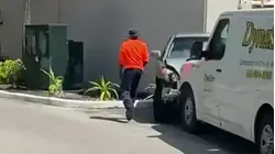 Hombre choca su auto contra el de su exnovia, la acorrala y ataca a tiros en Florida