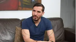 Médico venezolano que salió bajo fianza dice que le pusieron un grillete electrónico