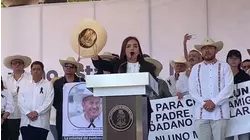 La viuda del alcalde asesinado en Michoacán encabeza un acto en su memoria y contra la violencia