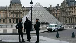 A un sospechoso del espectacular robo al Louvre lo capturaron a punto de montarse en un avión