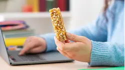 ¿Por qué no bajas de peso si estás comiendo saludable? Una experta responde