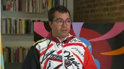 Este artista venezolano retrata el sufrimiento de los inmigrantes en sus cuadros