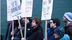 Arrestan a varios de los activistas que bloquearon la salida de agentes de ICE en Nueva York