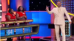 Mamie's answer makes Steve Harvey throw his card!