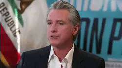 En entrevista con Noticias Telemundo, Gavin Newsom acusa a Trump de tratar de "destruir a este país"