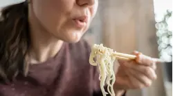 ¿Soplarle a la comida puede contaminarla? Una experta responde