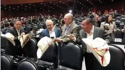 Diputados mexicanos exhiben sombreros que simulan manchas de sangre para protestar contra violencia