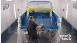La Blazer de 1989 entra en la cabina de pintura para una mezcla de colores personalizada.