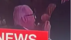 Hombre sigue comiendo durante el ataque en la cena de corresponsales