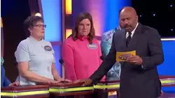 Mo stands up for his marriage at the podium!!