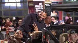 Holiday season kicks off in Hollywood with annual Christmas parade