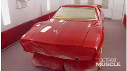 La pintura del AMC Javelin pasa de ser aburrida a un brillante rojo manzana