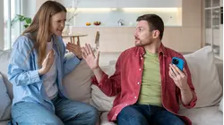 ¿Qué hago si mi pareja no me acepta en sus redes sociales? Una sexóloga aborda el tema