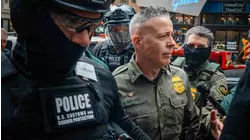 La jueza Sara Ellis obliga al comandante Bovino a reportarse cada día en la corte de Chicago