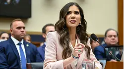 Acusan a Kristi Noem de sembrar miedo en familias que no tienen ningún delito