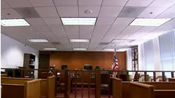 Un juez federal prohíbe que ICE haga arrestos civiles masivos en tribunales