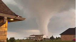 Mientras un tornado causa destrucción en el Centro, el Sureste sigue azotado por los incendios
