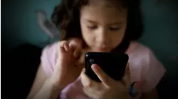 New study looks at the health risks of kids with smartphones before age 12
