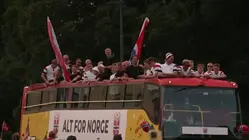 Miles de fanáticos reciben a la selección de Noruega en Oslo