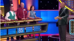 Steve Harvey roasts failed huddle on the Feud!