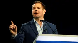 Políticos de ambos partidos piden el retiro del candidato demócrata a gobernador de California