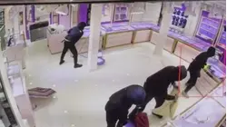 4 masked men steal about $1 million in jewelry from Woodbridge store, police say