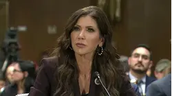 Un senador republicano le exige a Kristi Noem su renuncia en una tensa audiencia