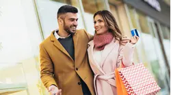 ¿Mujer que no gasta, hombre que no progresa? Esto opina un experto en finanzas