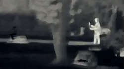 Conduciendo al más allá: captan figura de supuesto espectro sobre una lápida