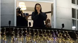 María Corina Machado llega a Noruega y saluda desde el balcón de su hotel a seguidores