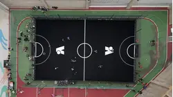 Famoso mexicano se echa una 'cascarita' en una cancha en las alturas de un doceavo piso