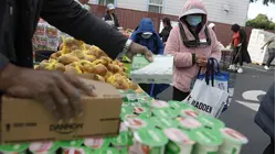 Inmigrantes recurren a bancos de comida al quedarse sin los beneficios de los cupones de SNAP