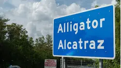 Inmigrante denuncia por violencia al centro de detención Alligator Alcatraz, en Florida