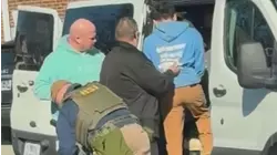 Batallan para lograr la liberación del joven que fue deportado a El Salvador y devuelto el mismo día