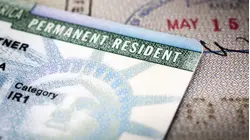 Reportan que estas acciones pueden provocar que una 'green card' sea negada