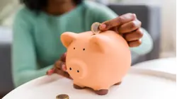 Crisis en el ahorro: cada vez más familias acuden a sus reservas para cerrar el mes