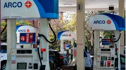 Residentes de California cruzan la frontera con México en busca de gasolina más barata