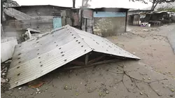 El huracán Melissa arranca techos, árboles y postes eléctricos a su paso por Jamaica