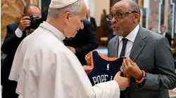 Spike Lee meets Pope Leo, hands him custom Knicks jersey