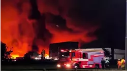 Bomberos argentinos controlan el incendio que dejó la explosión en un complejo industrial